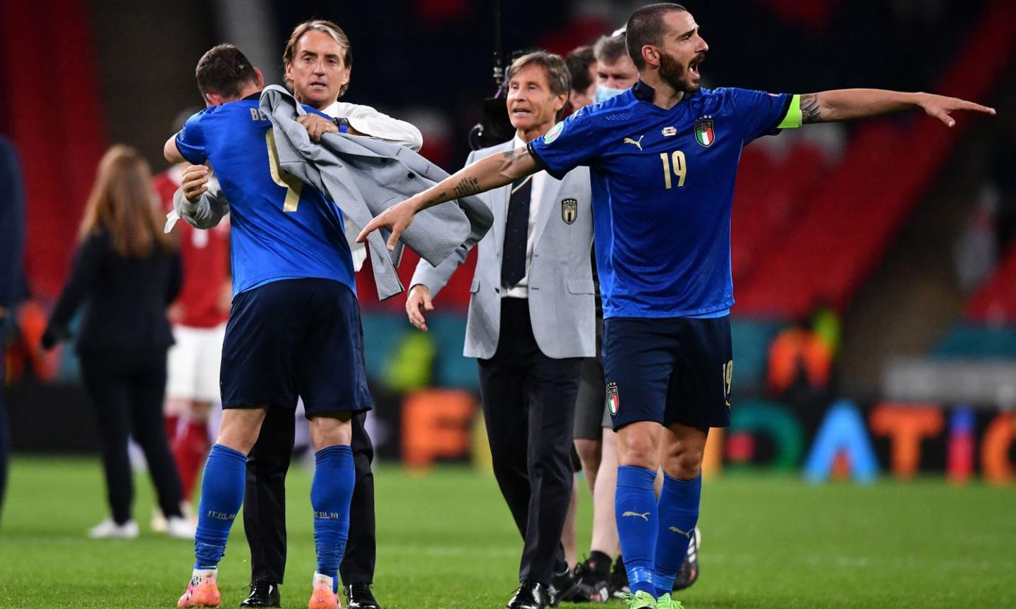 L'Italia non brilla e rischia di perdere con l'Austria, ma i cambi di Mancini ci portano ai quarti