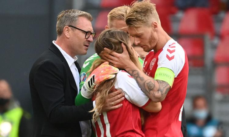 Dramma Eriksen, la moglie in campo: abbracciata da Kjaer e Schmeichel