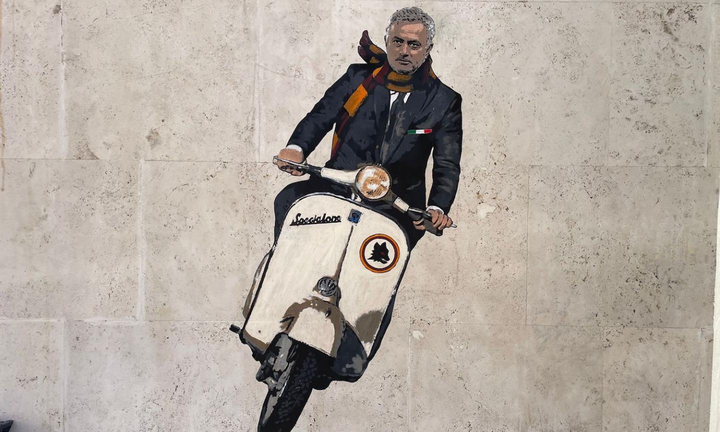 Roma, Mourinho in giro in Vespa a Trigoria VIDEO