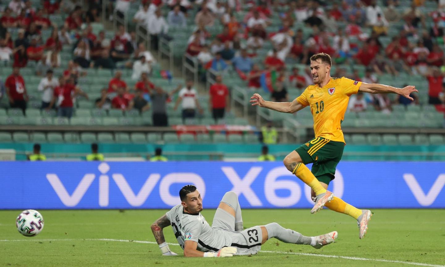 Il Galles batte la Turchia 2-0: uno straripante Ramsey vince la sfida fra numeri 10 con Calhanoglu