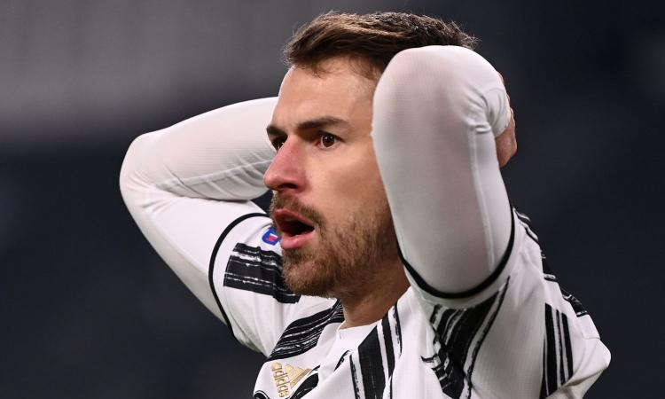 Tifosi Juve contro Ramsey: 'Sputi nel tuo piatto, non meriti nulla!'