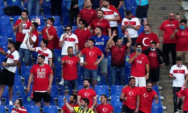 La Turchia vince la sfida sugli spalti: i tifosi italiani sono di più, ma credono di essere a teatro