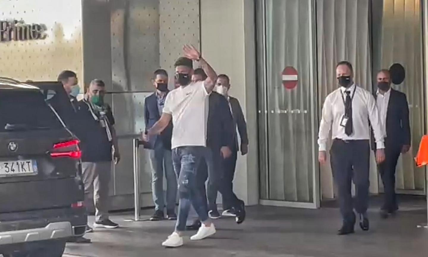 Milan: Giroud è atterrato a Linate, in mattinata le visite e poi la firma FOTO e VIDEO