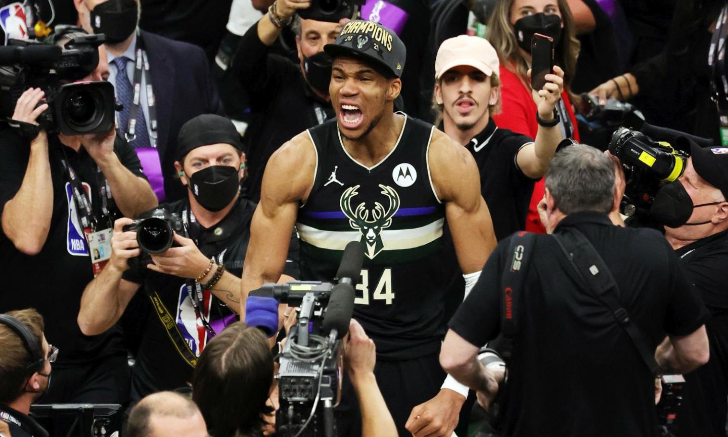 Antetokounmpo è campione NBA! I Milwaukee Bucks vincono anche gara 6 e chiudono 4-2 la serie contro Phoenix. 