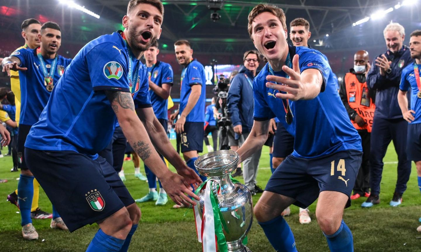 Donnarumma e Berardi e lo sfottò all'Inghilterra negli spogliatoi: 'It's coming home?' VIDEO