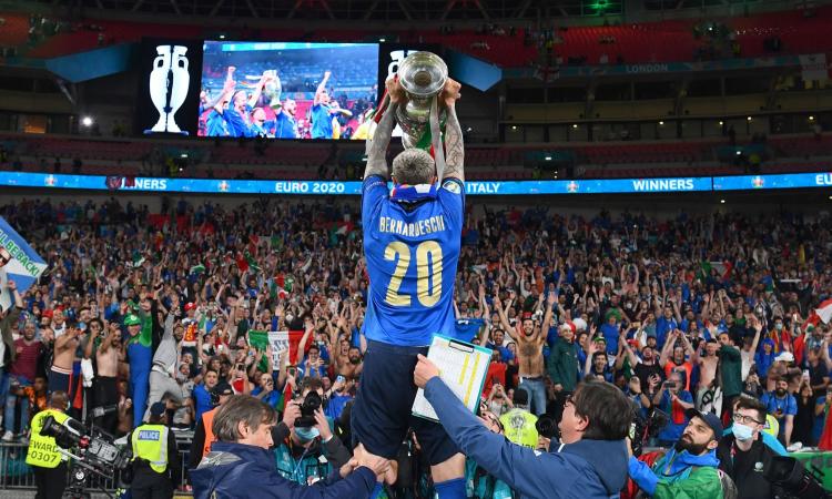 Juve, Bernardeschi premiato dalla sua Carrara: 'Ai bambini che mi seguono dico di non smettere di sognare'