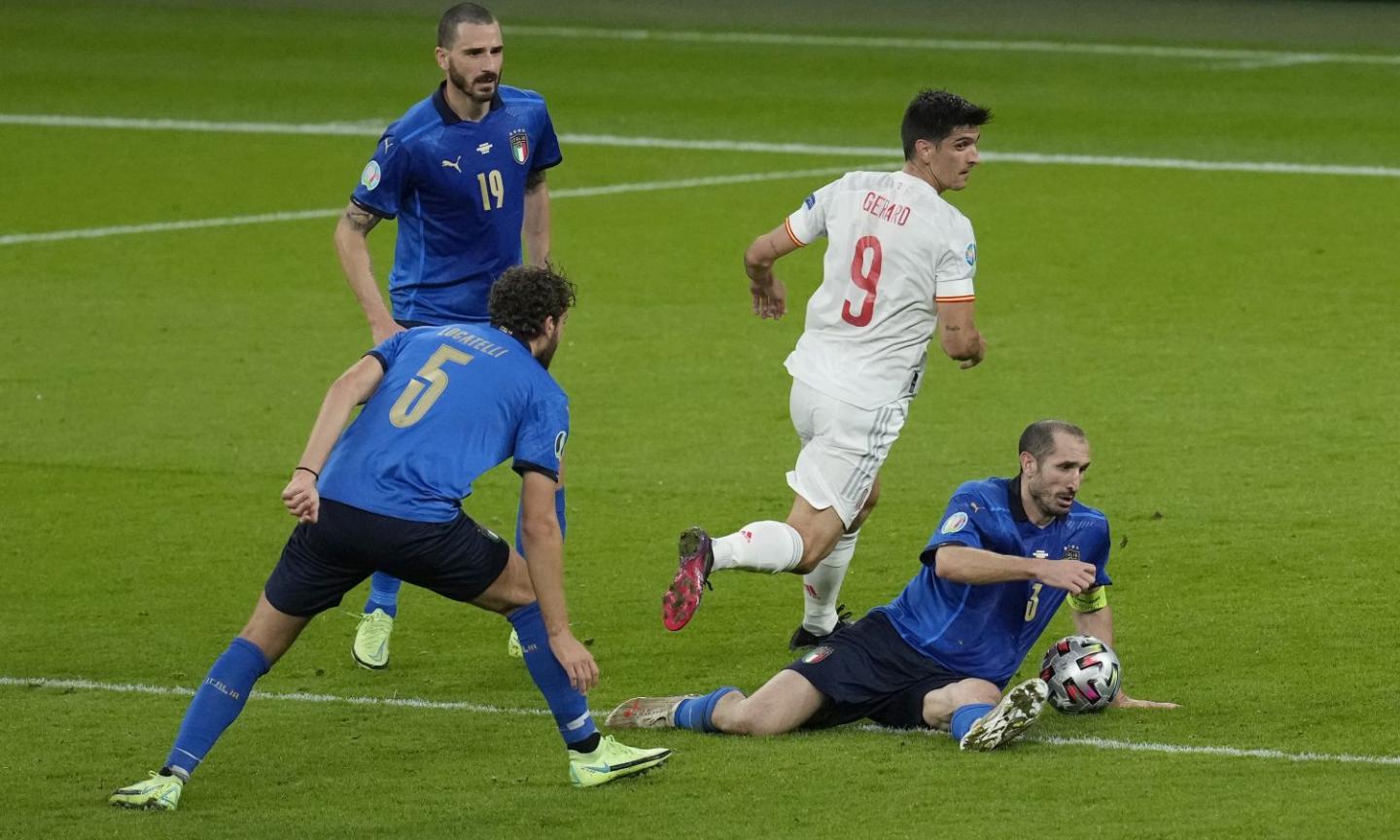 Italia-Spagna, la MOVIOLA: giallo a Busquets, Bonucci e Toloi. Mani in area di Chiellini, Morata chiede il rigore. Annullato il 2-1 a Berardi