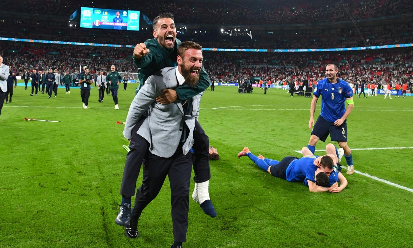 Italia campione d'Europa, De Rossi esulta... buttandosi sul lettino! VIDEO