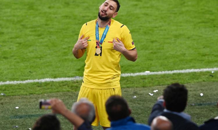 Italia, Donnarumma si tatua la coppa degli Europei VIDEO