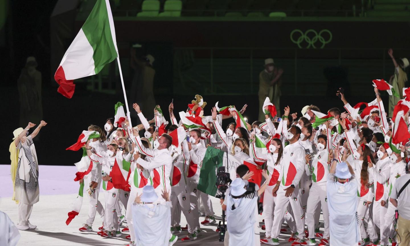 Tokyo 2020, la divisa dell'Italia divide il web: quante critiche per la tuta tricolore FOTO MEME e VIDEO