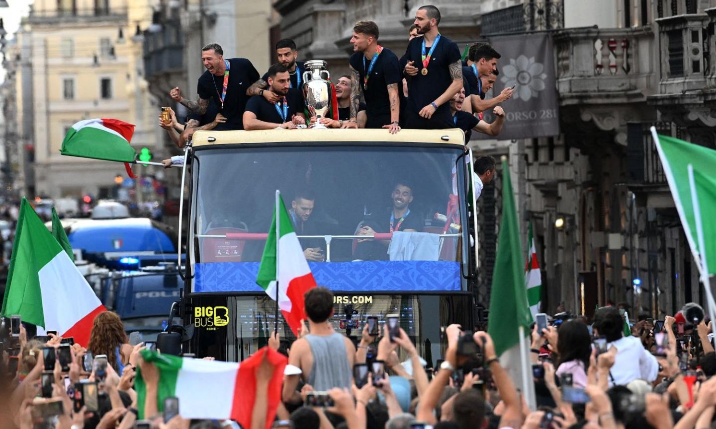 Delirio azzurro, tra musica e pallone. La festa per Euro2020, tanto mercato e tre ospiti speciali: su Twitch dalle 18.15!