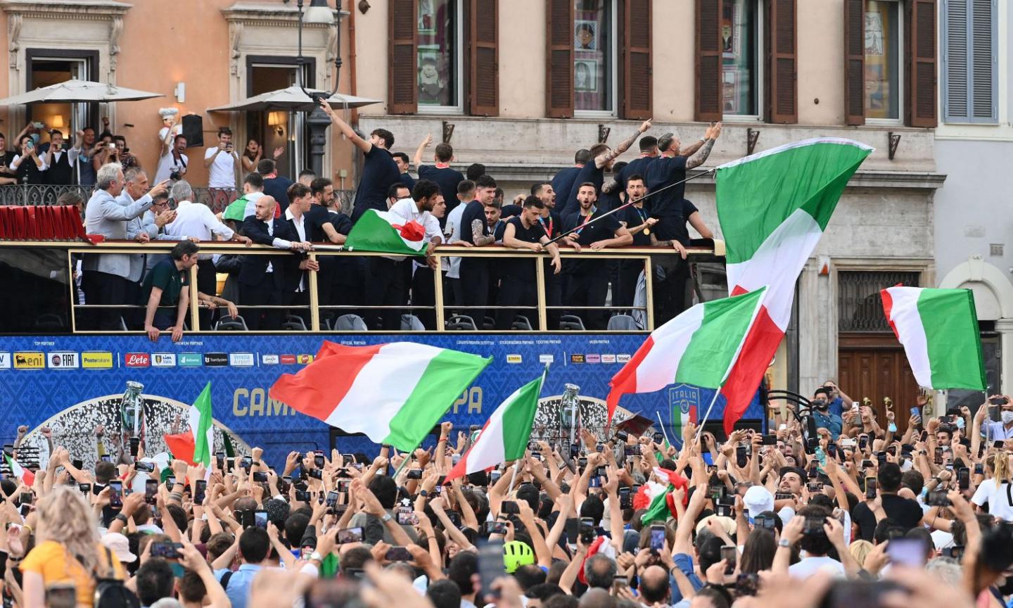 L'Italia con la Coppa al Quirinale, Mancini: 'Il Paese torna a festeggiare', Chiellini: 'Dedica ad Astori', Mattarella: 'Grazie Azzurri, bravo Donnarumma'. Draghi: 'Orgogliosi, siete nella storia'