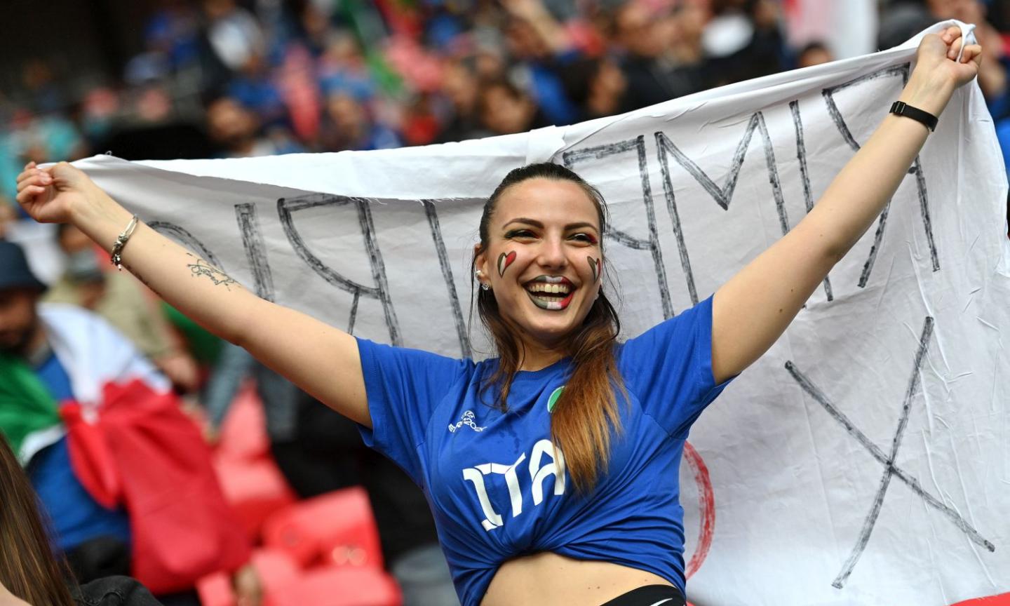 Italia-Spagna: la carica dei tifosi Azzurri a Wembley FOTO