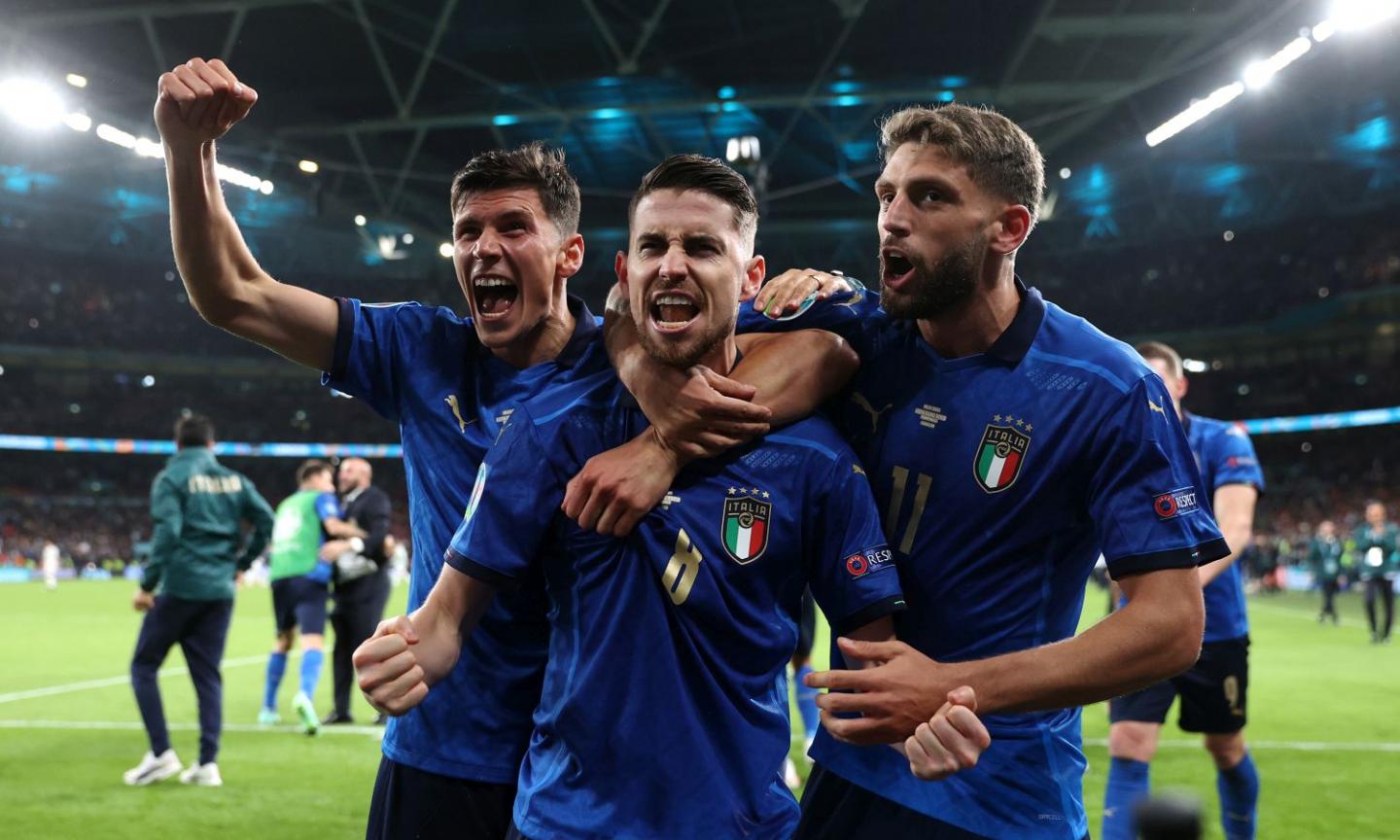 I tifosi dell'Italia esplodono al rigore di Jorginho VIDEO