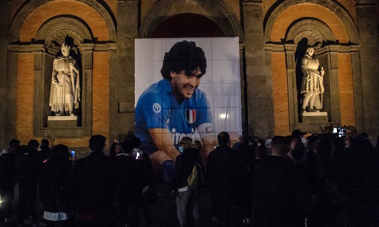 Napoli, caos per le statue di Maradona: club e Comune non si parlano, rapporti ai minimi termini