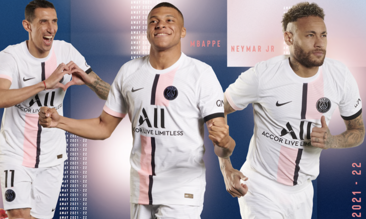 Psg, braccio di ferro con Mbappé: posa con la maglia nuova, ma continua a dire no al rinnovo