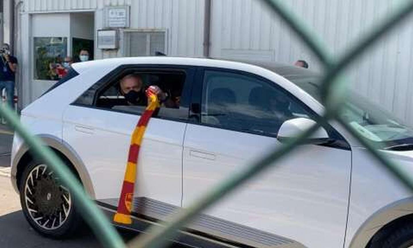 Mourinho a Roma: dall'aereo guidato da Friedkin al saluto di Trigoria e l'entusiasmo folle, rivivi la giornata