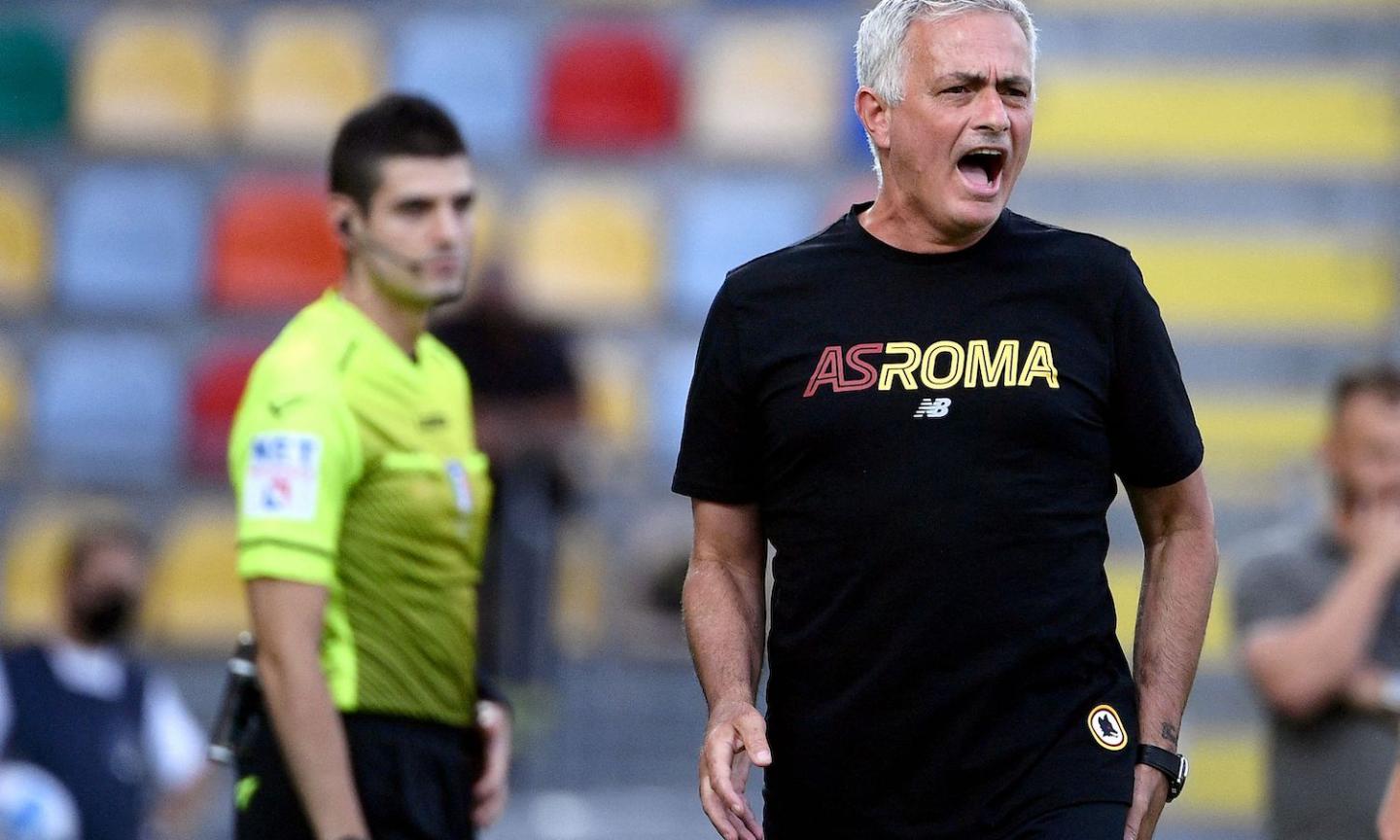 Mourinho: 'Vorrei più esperienza in rosa. Altri più ricchi della Roma, ma basta arrivare settimi!'