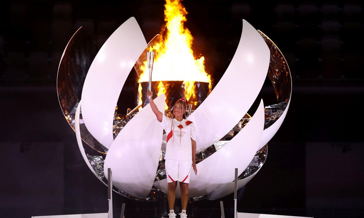 Olimpiadi, cerimonia d'apertura: la Osaka accende il braciere, Egonu protagonista con la bandiera olimpica