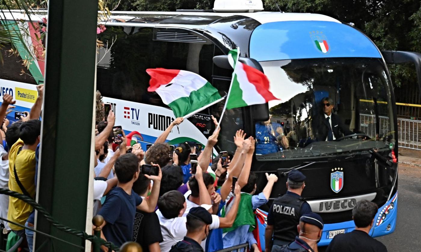 VIDEO: Mancini e Chiellini alzano la coppa all'arrivo a Roma