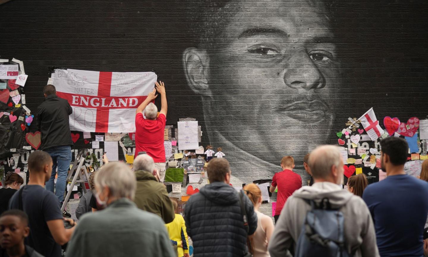 Dopo gli insulti, l'amore della sua gente: messaggi di sostegno a Rashford sul suo murale! FOTO