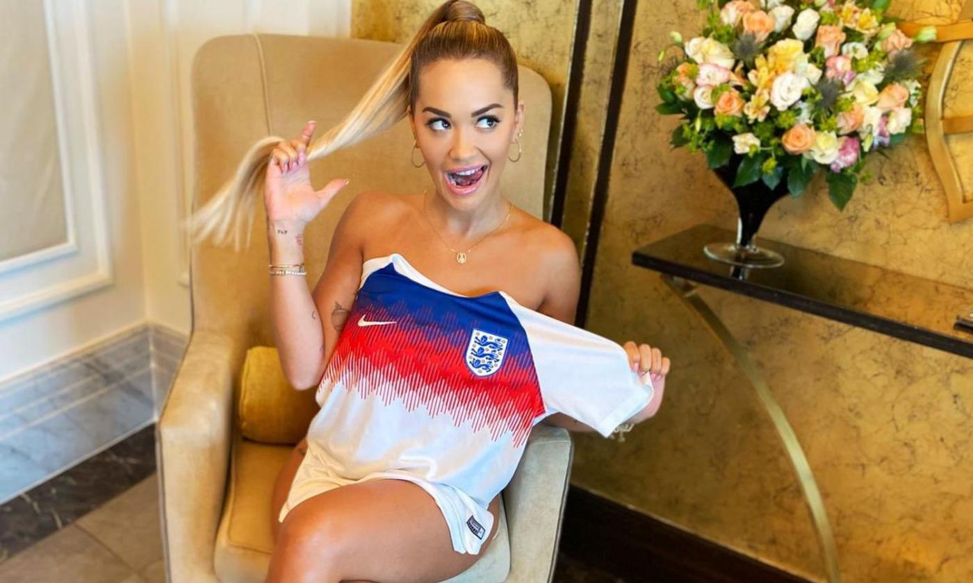 Genoa, Rita Ora posa con la maglia del Grifone FOTO