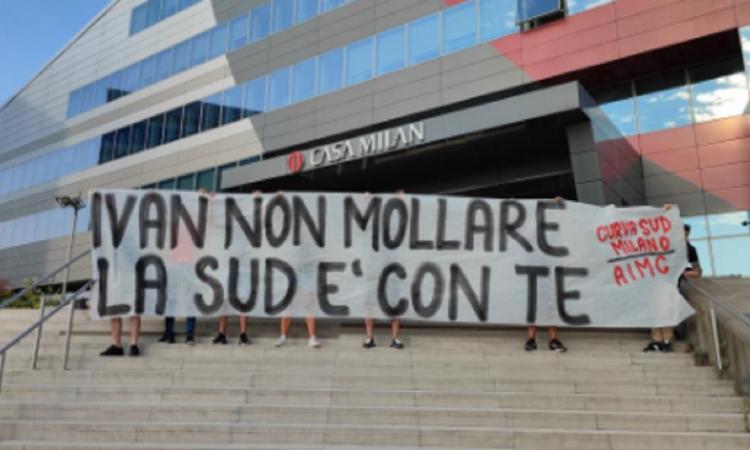 Milan, striscione dei tifosi in sede per Gazidis: 'Ivan non mollare. La Sud è con te'