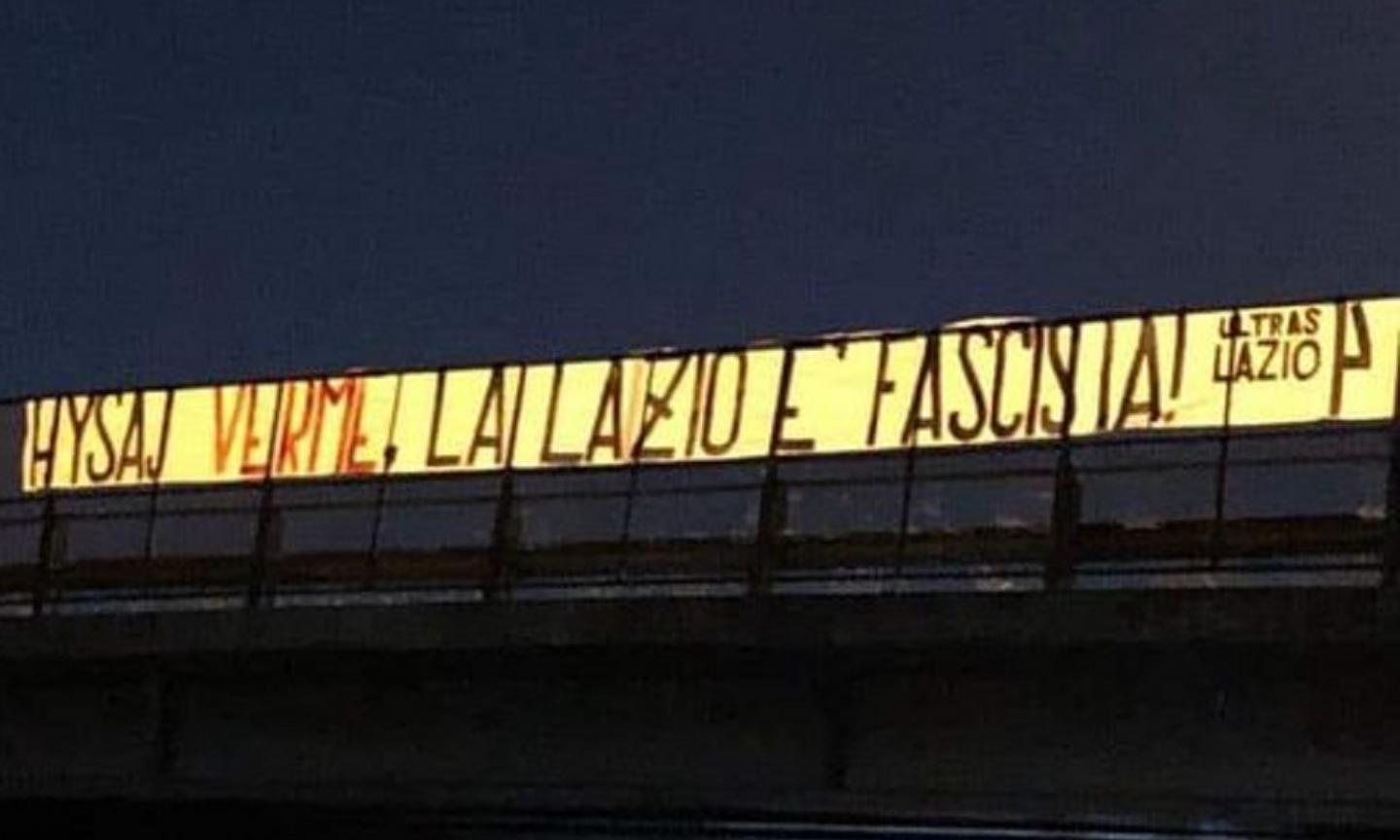 Caso 'Bella Ciao', striscione degli ultras a Roma: 'Hysaj verme, la Lazio è fascista!'