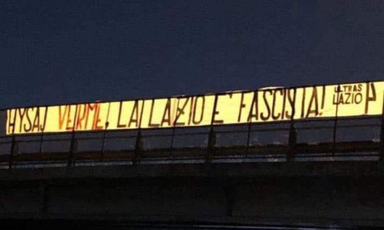 Caso 'Bella Ciao', striscione degli ultras a Roma: 'Hysaj verme, la Lazio è fascista!'