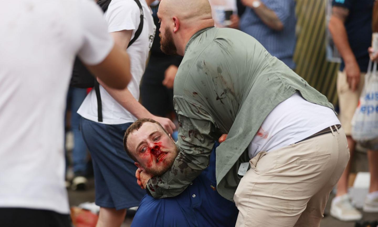 Italia-Inghilterra, scontri fuori da Wembley: chi è senza biglietto forza l'ingresso e riesce a entrare! FOTO e VIDEO