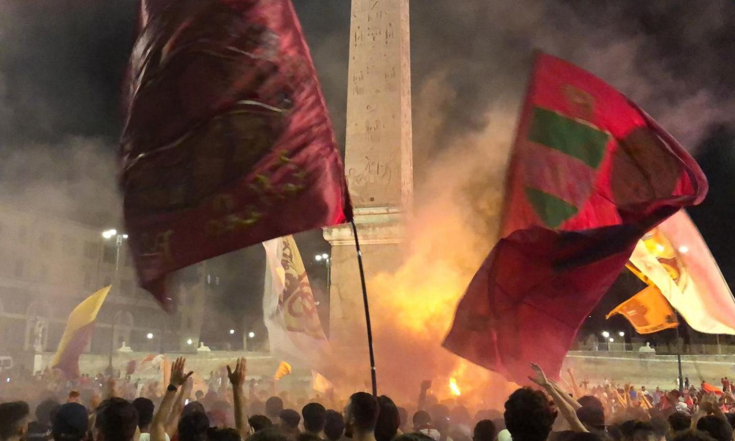 Roma, migliaia di tifosi in piazza per i 94 anni del club FOTO e VIDEO