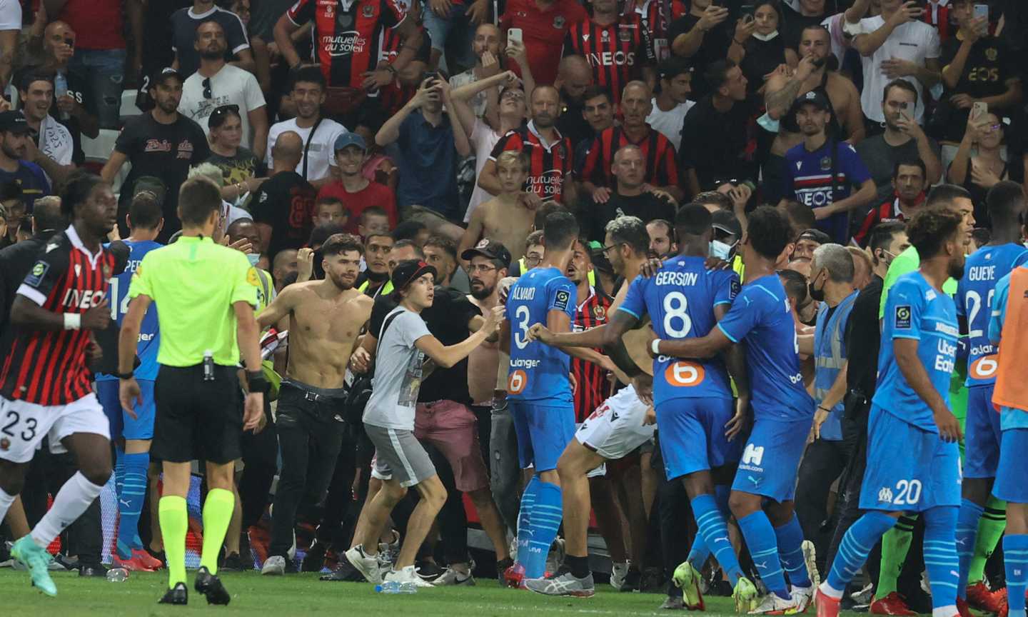 Ligue 1: Nizza-Marsiglia sospesa per un'invasione di campo a causa di una bottiglietta lanciata da Payet ai tifosi 