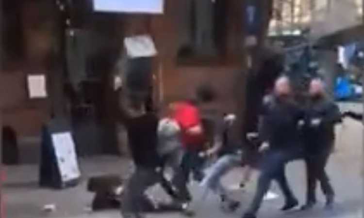 Torna la Premier, tornano gli hooligans: che rissa in strada a Manchester!