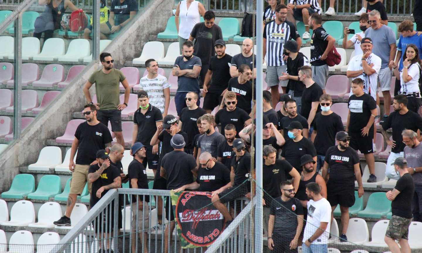 Ascoli, cori degli ultras durante l'amichevole: 'Odio Napoli'