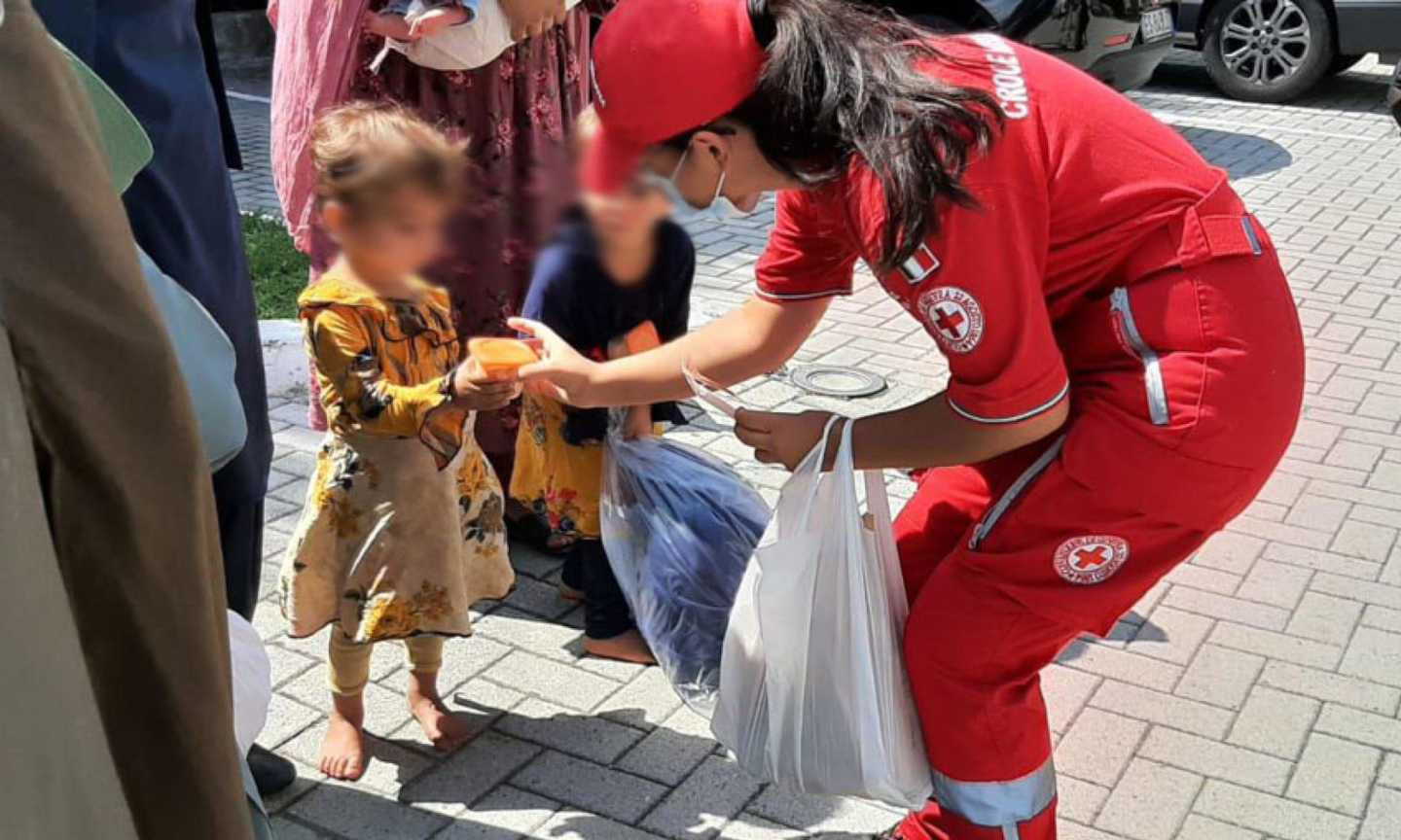 Appello di CM a tutti i lettori: 'Chi può adotti una donna e un bimbo afgano'