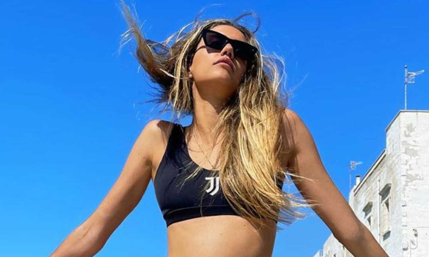 Cristina Saracino, ex di Lapo Elkann, e la FOTO col bikini della Juve 