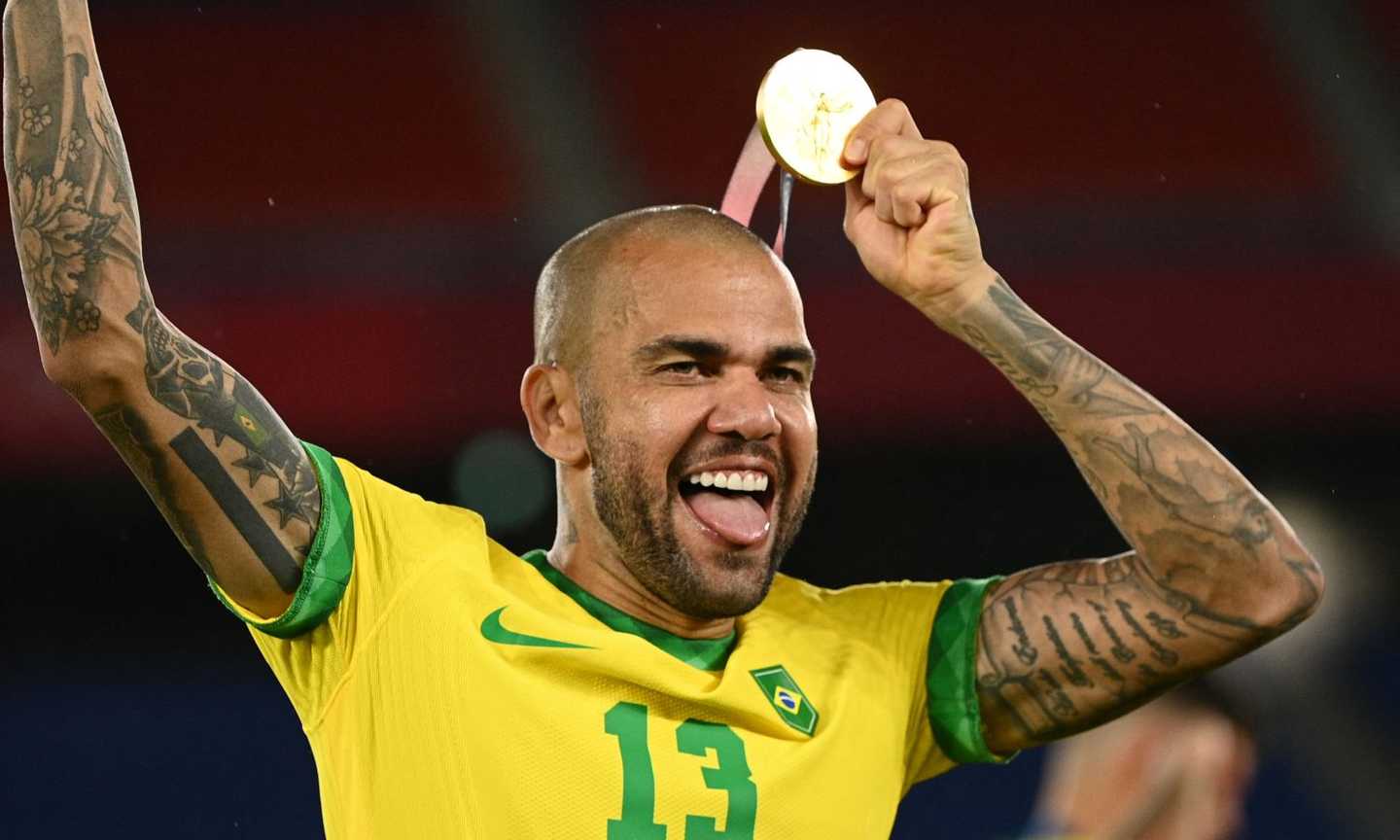 Dani Alves svincolato, attende una chiamata a gennaio: obiettivo Mondiale