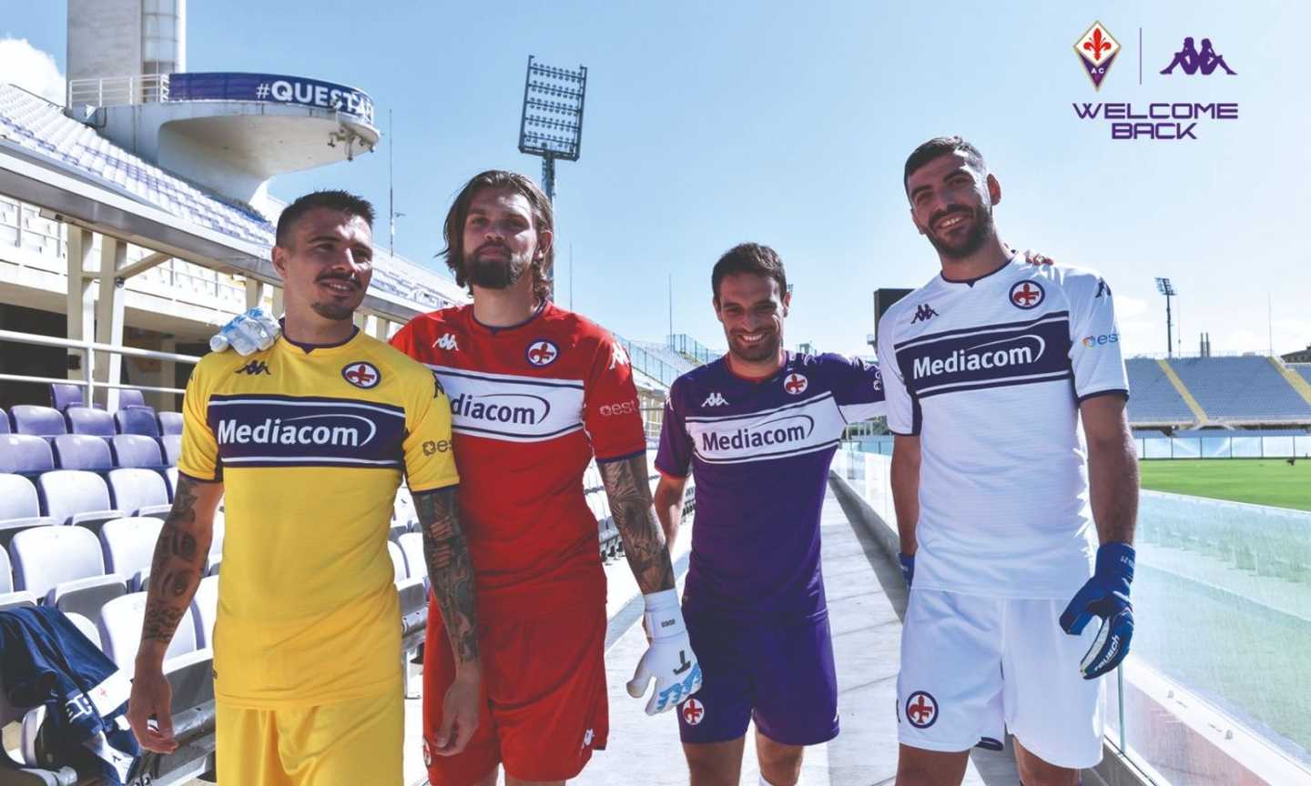 'Welcome back': la Fiorentina presenta le nuove, vecchie maglie per stagione 21/22 FOTO