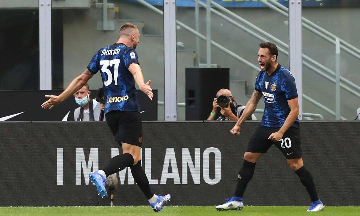 Calhanoglu e Dzeko extralusso, l'Inter di Inzaghi non dà scampo al Genoa: 4-0, in gol anche Skriniar e Vidal