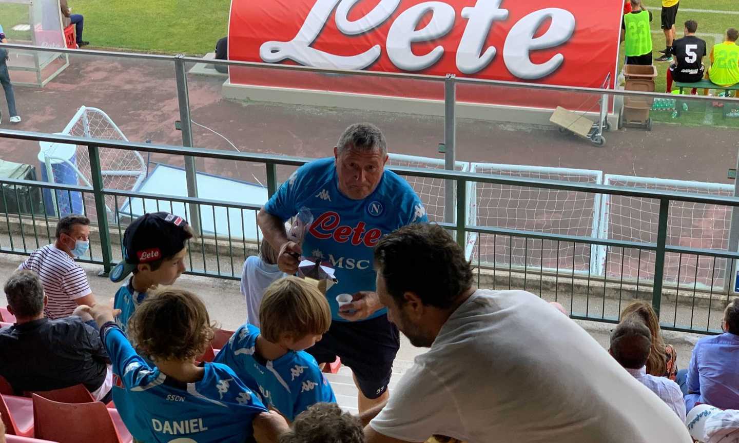 Napoli, il magazziniere Starace serve il caffè sugli spalti a De Laurentiis e ai tifosi 