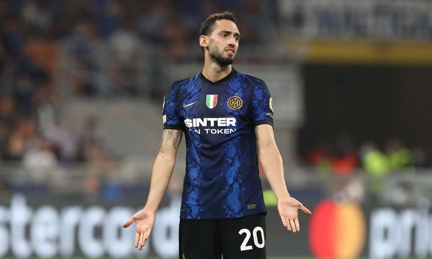 Inter: fischi e insulti a Calhanoglu