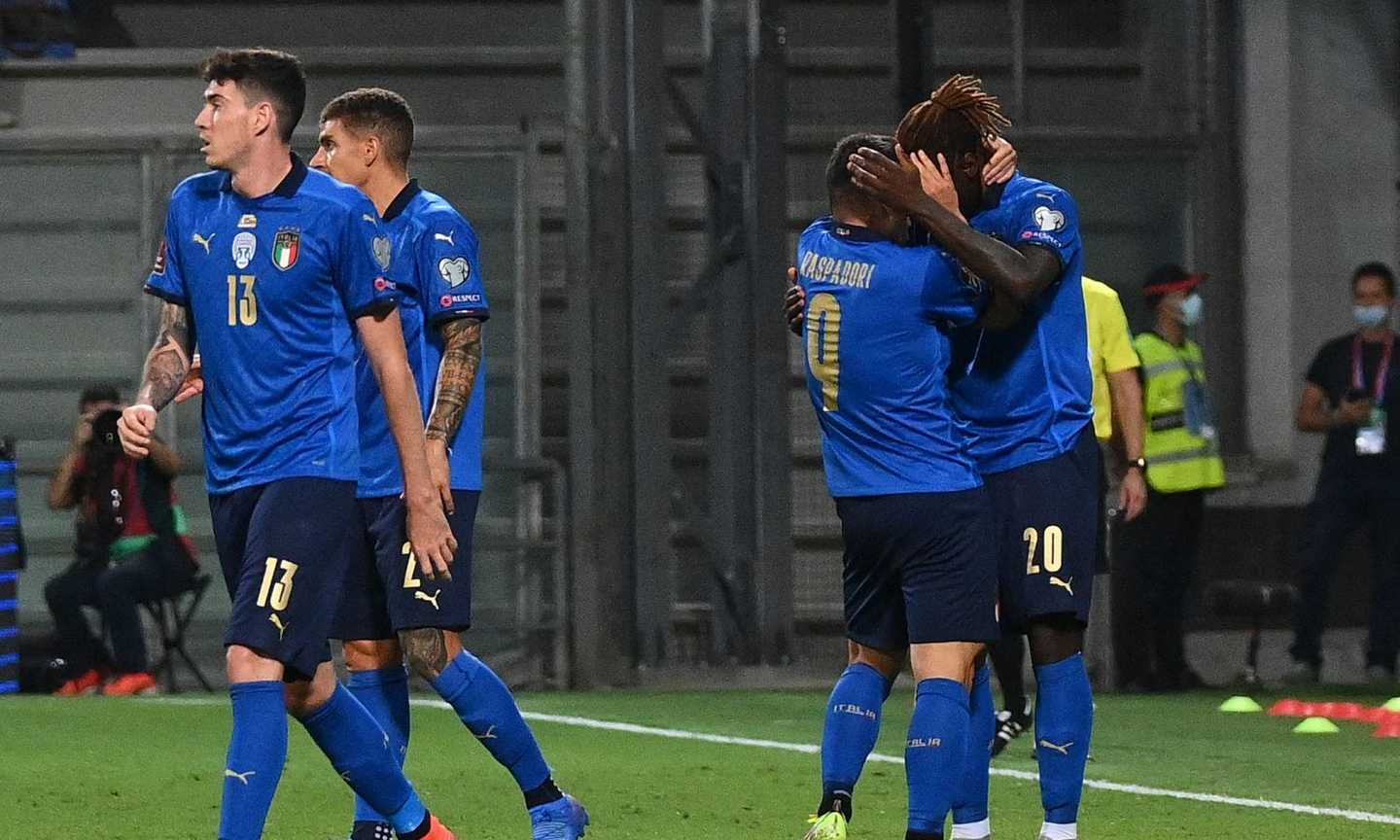 L'Italia asfalta 5-0 la Lituania, +6 sulla Svizzera. Mancini da record assoluto, sono 37 risultati utili di fila