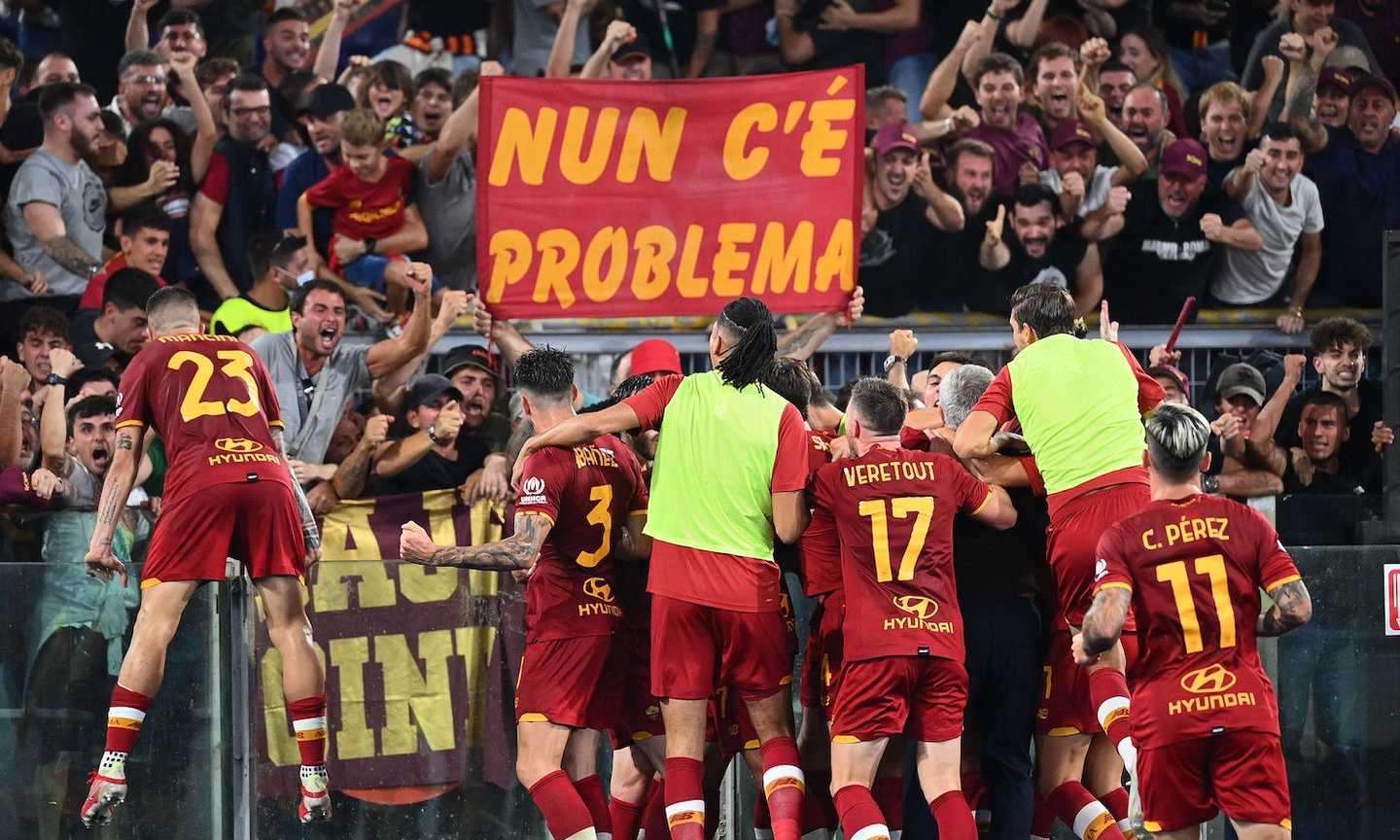 Roma capoccia, Mourinho sotto la sud è uno spettacolo! Col Sassuolo è il festival del bel calcio