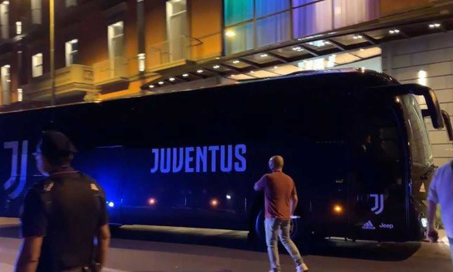 Verso Napoli-Juve, l'arrivo dei bianconeri in città: insulti a Nedved, c'è anche la risposta VIDEO