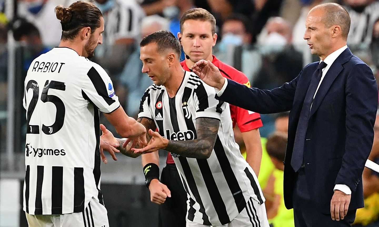 Juve, tutto sui rinnovi: non solo Dybala e Cuadrado, si aspetta Raiola per Bernardeschi. Gli altri affari in ballo