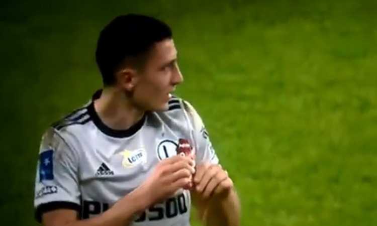 Slisz del Legia Varsavia meglio di Destro: mangia una barretta di cioccolato dopo il fallo subito, VIDEO