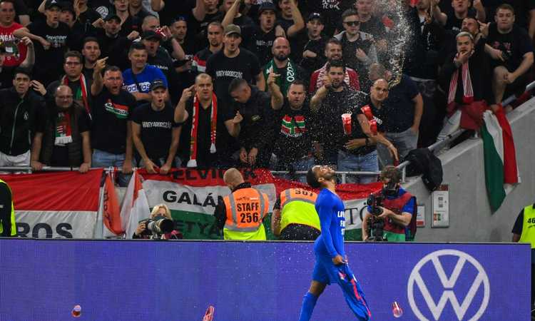 Gli ultras dell'Ungheria ci ricascano: cori razzisti contro Sterling e Bellingham, la Fifa apre un'inchiesta
