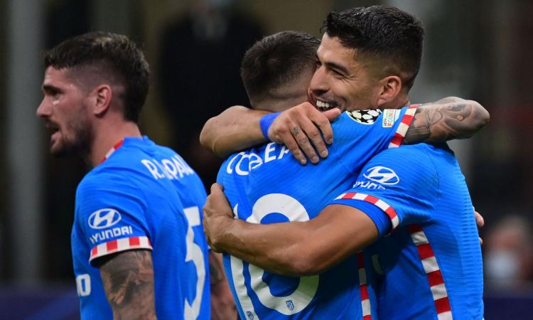 Il Milan mette paura all'Atletico, ma cede (in dieci) nel finale: decide un rigore contestatissimo di Suarez