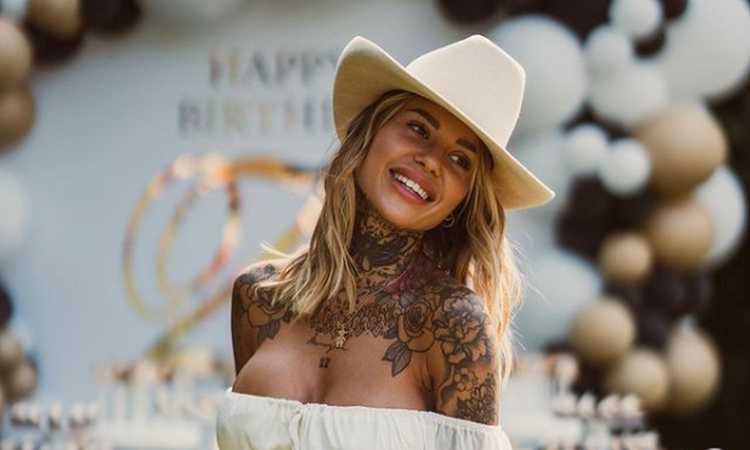 Zoe Cristofoli compie 25 anni: le FOTO della festa e la sorpresa di Theo