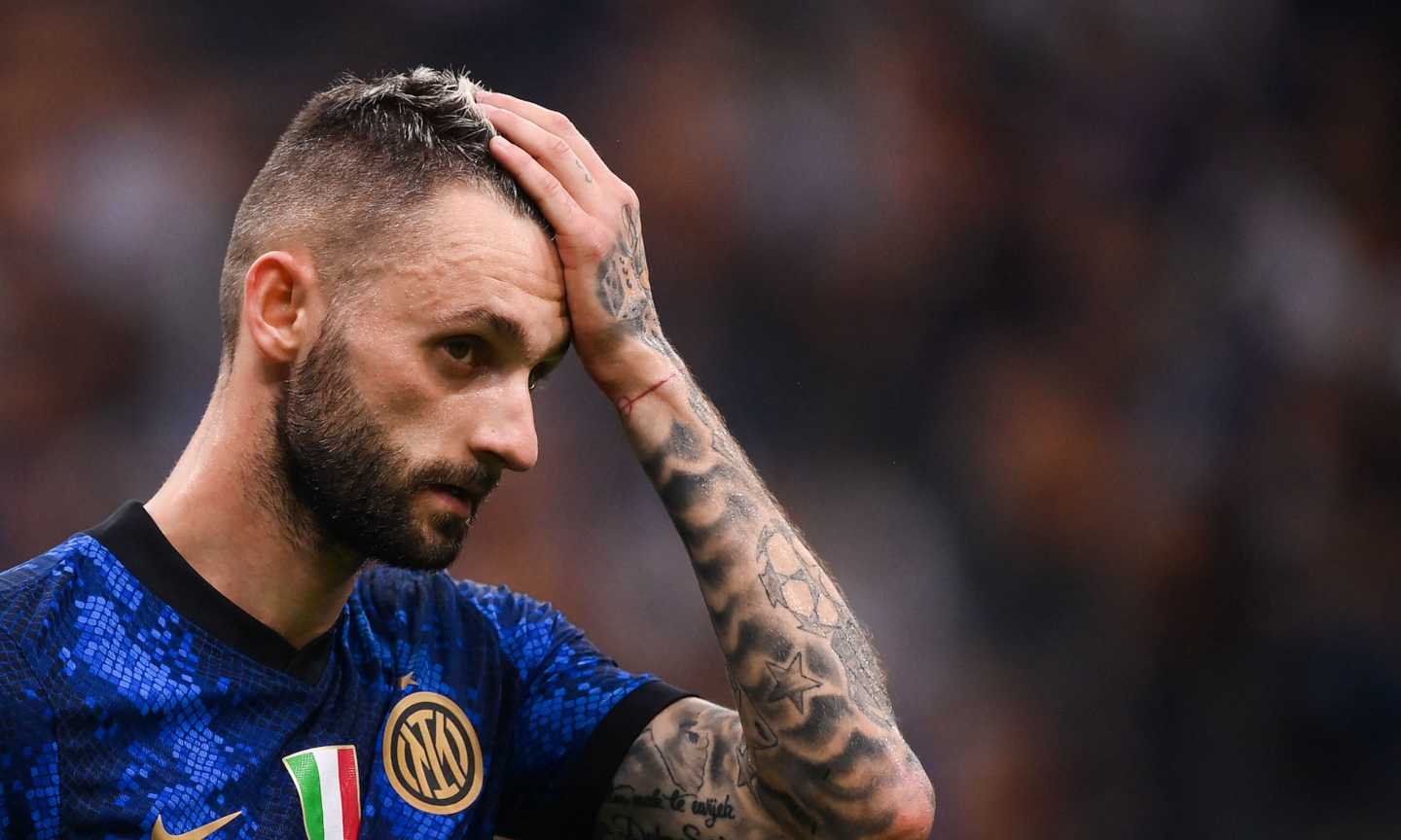 Inter, fissata la deadline per il rinnovo di Brozovic. Ecco la doppia minaccia sul mercato per i nerazzurri 